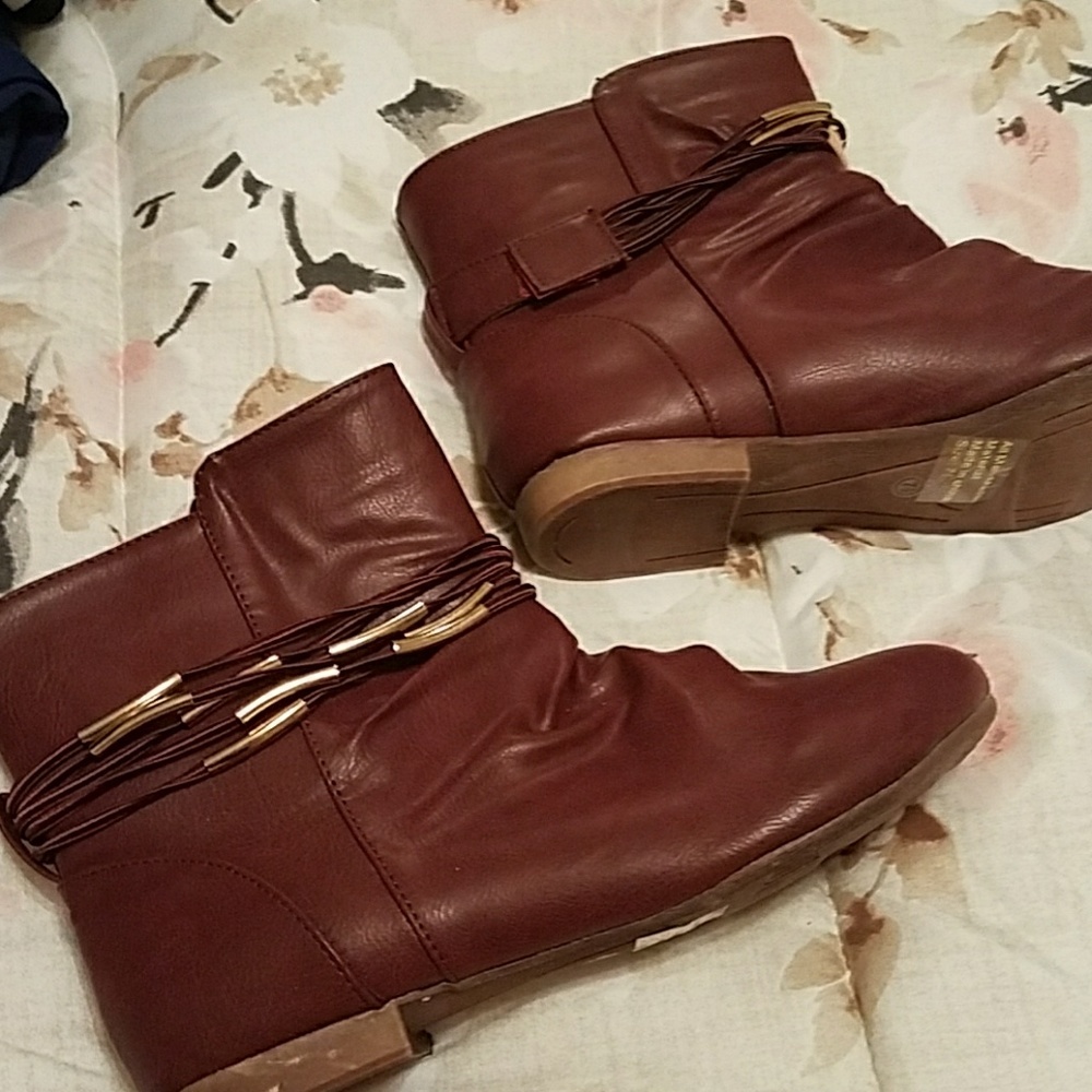 NWOT ankle boots.